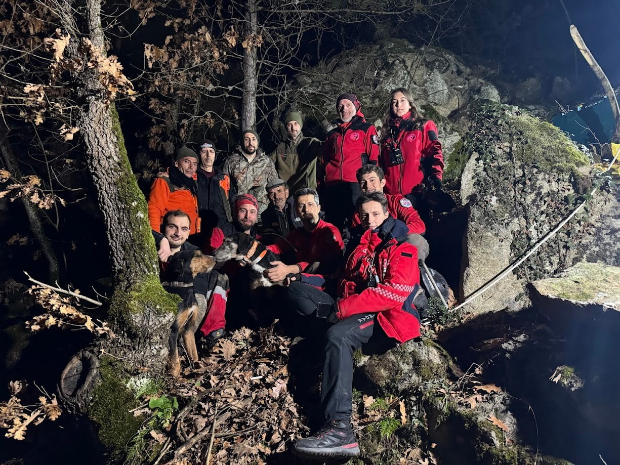 AFAD’DAN GELEN İHBAR ÜZERİNE, SÜPÜRTÜ KÖYÜ TAŞ OCAĞI CİVARINDA İKİ AV KÖPEĞİNİN ÇAKALI...