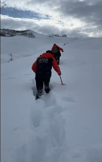 AFAD TUNCELİ EKİPLERİ, OVACIK ASLANDOĞMUŞ KÖYÜNDEN GELEN İHBAR ÜZERİNE, YOĞUN KAR NEDENİYLE...