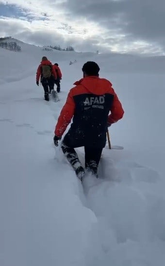 AFAD TUNCELİ EKİPLERİ, OVACIK ASLANDOĞMUŞ KÖYÜNDEN GELEN İHBAR ÜZERİNE, YOĞUN KAR NEDENİYLE...