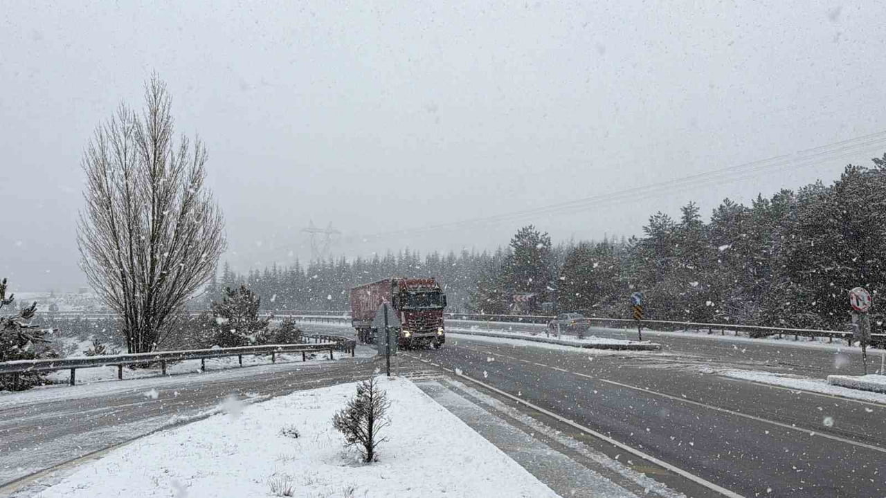 AFYONKARAHİSAR'DA BAŞLAYAN KAR YAĞIŞI KENTİN YÜKSEK RAKIMLI NOKTALARINDA ETKİLİ OLDU.