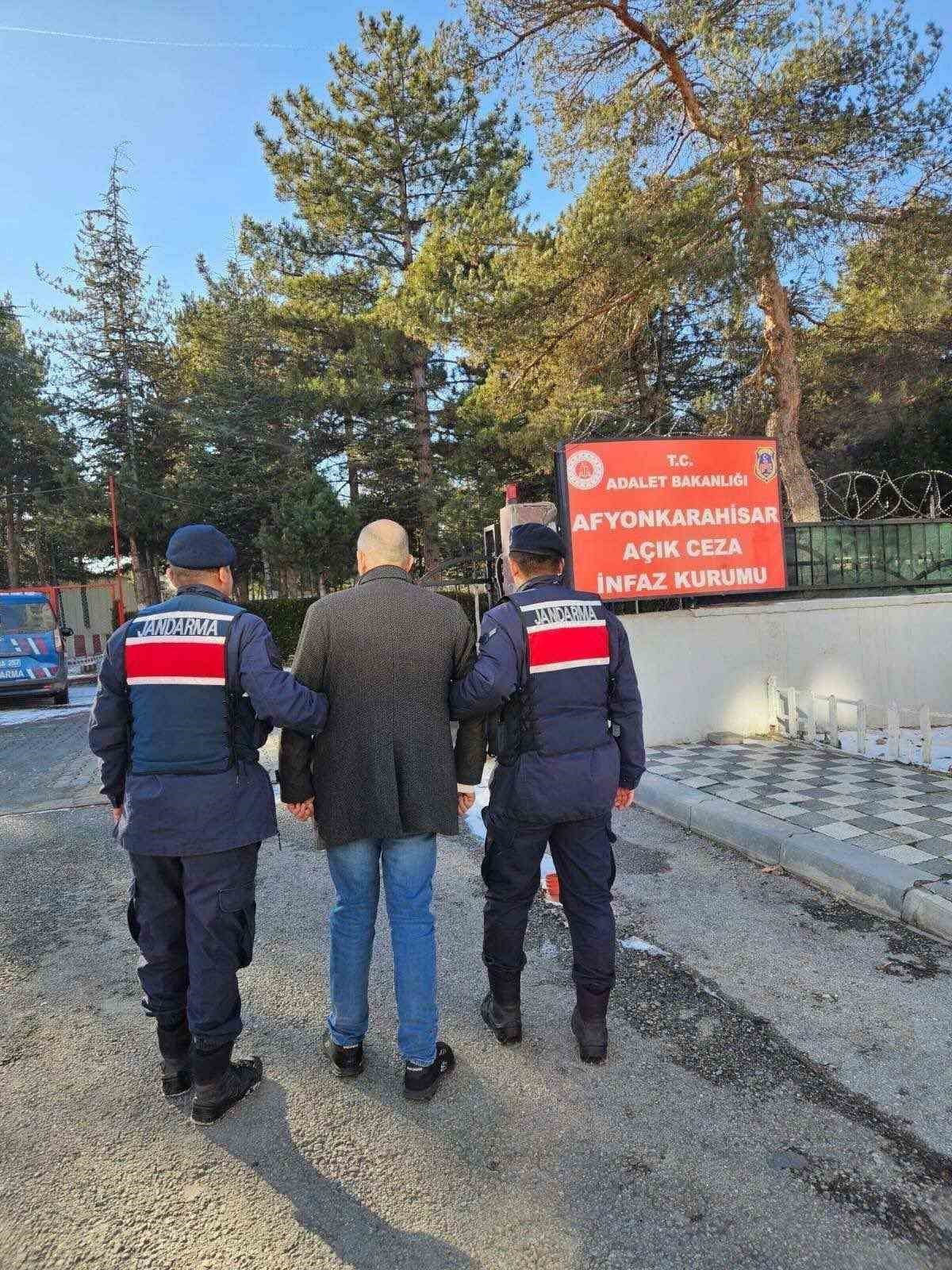 AFYONKARAHİSAR'DA ÇEŞİTLİ SUÇLARDAN ARANAN 24 KİŞİ JANDARMA TARAFINDAN YAKALANIRKEN ŞAHISLARDAN...
