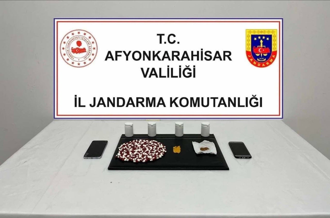 AFYONKARAHİSAR'DA JANDARMA TARAFINDAN BİR ADRESE YAPILAN BASKINDA UYUŞTURUCU HAPLAR İLE 84...
