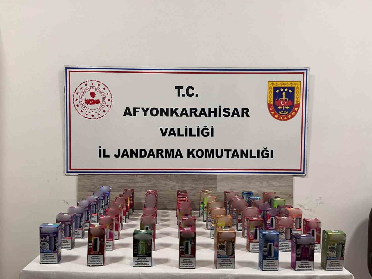 AFYONKARAHİSAR'DA JANDARMA TARAFINDAN BİR İŞ YERİNE YAPILAN BASKINDA 60 ADET KAÇAK ELEKTRONİK...