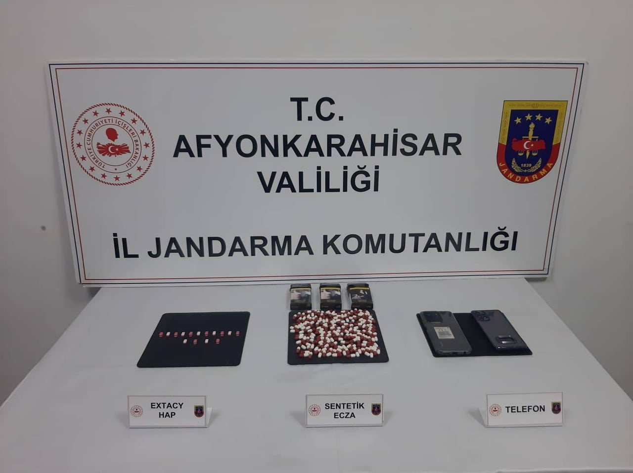 AFYONKARAHİSAR'DA JANDARMA TARAFINDAN GERÇEKLEŞTİRİLEN OPERASYONDA 181 ADET UYUŞTURUCU HAPLA...