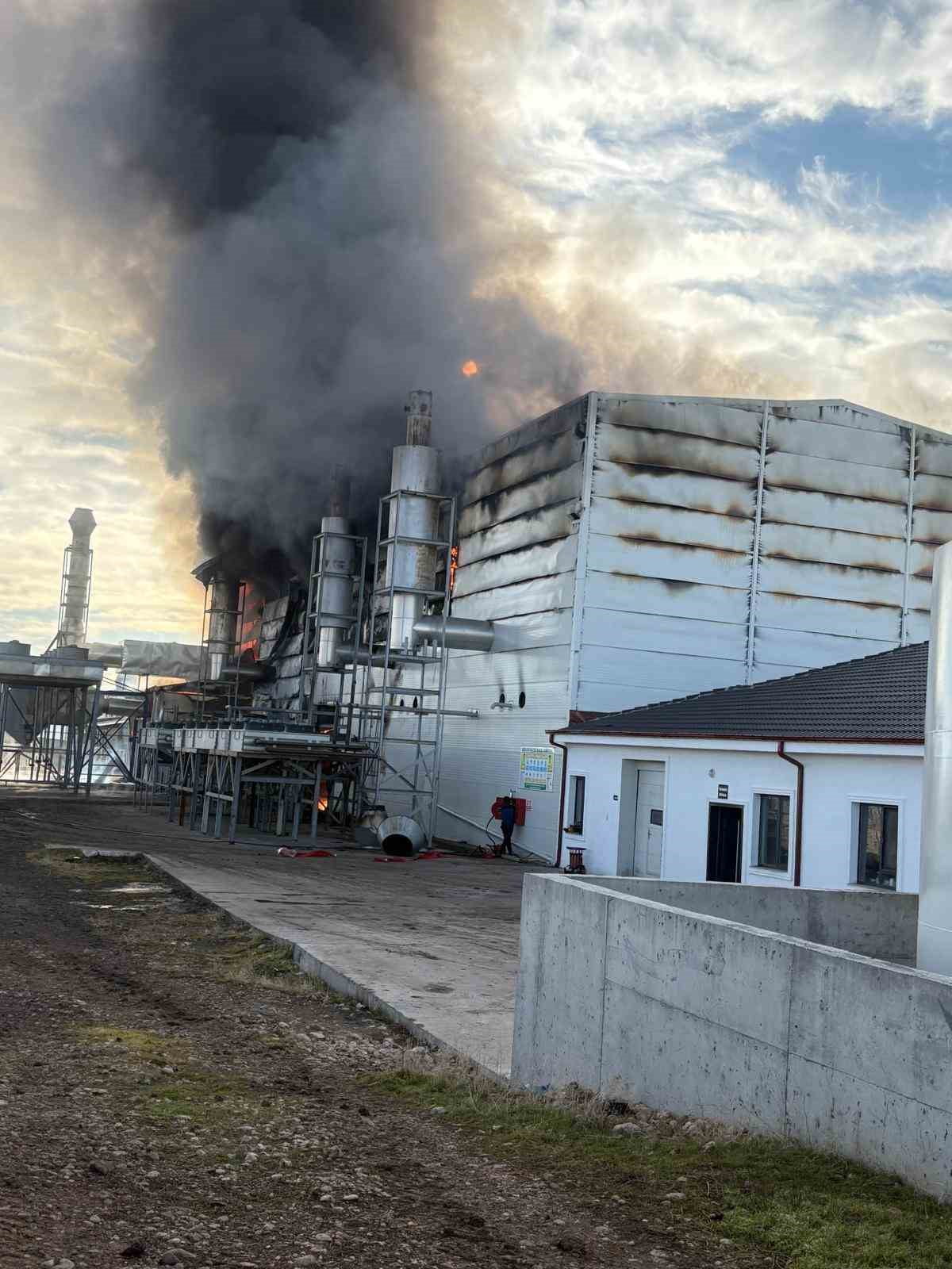 AFYONKARAHİSAR'DA Kİ BİR ELEKTRİK ÜRETİM TESİSİNDE YANGIN ÇIKTI. İTFAİYE EKİPLERİNİN MÜDAHALE...