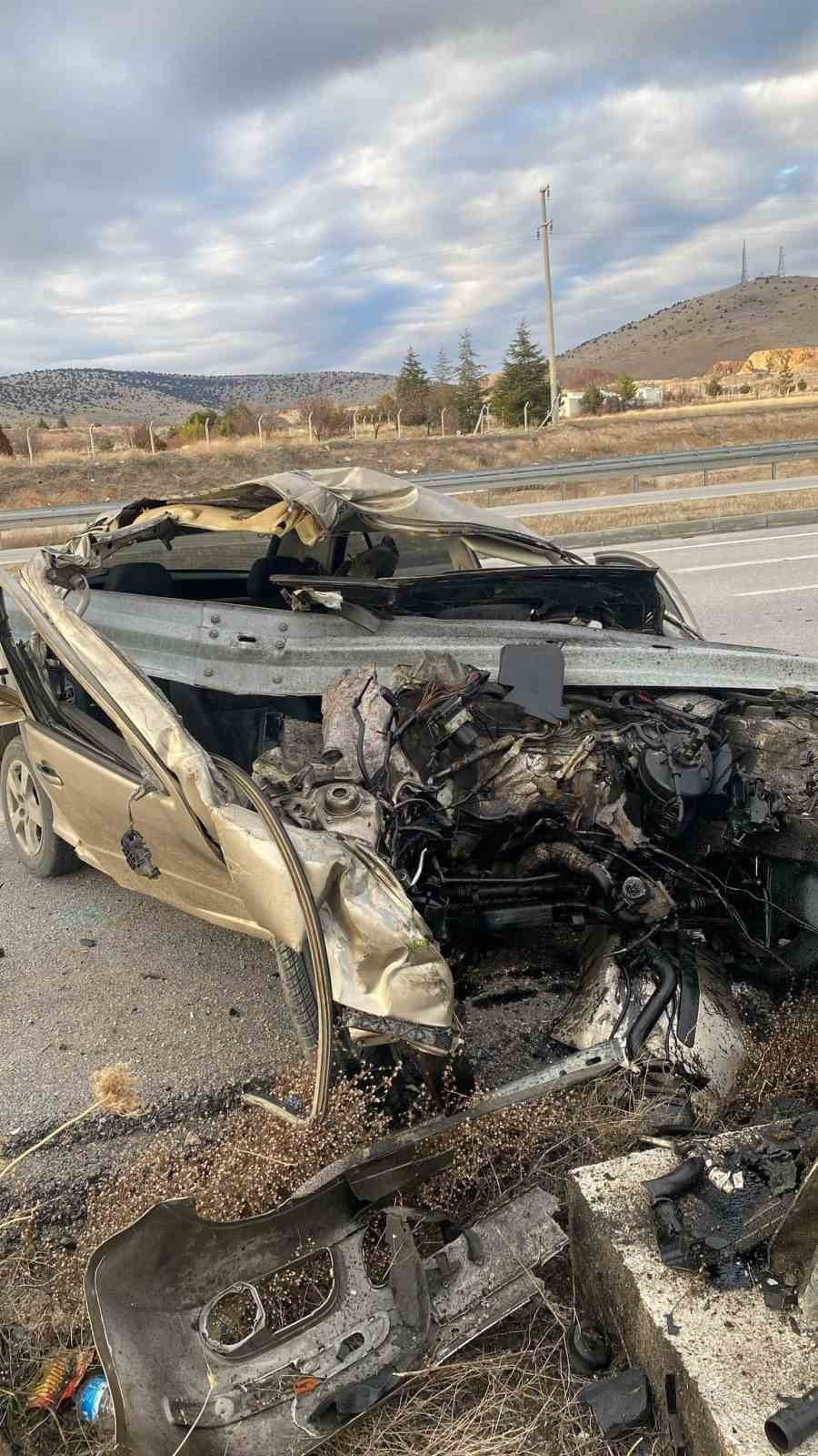 AFYONKARAHİSAR'DA KONTROLDEN ÇIKARAK ÖNCE BARİYERLERE ARDINDAN BETON DİREĞE ÇARPARAK DURABİLEN...