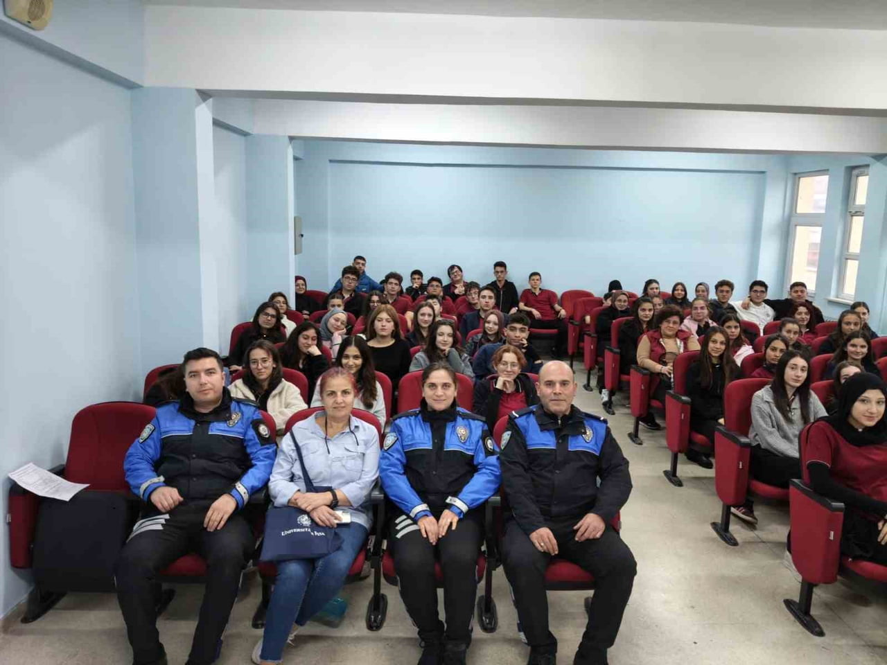 AFYONKARAHİSAR'DA POLİS TARAFINDAN LİSE ÖĞRENCİLERİNE YÖNELİK MESLEK TANITIMI YAPILIP GÜVENLİ...