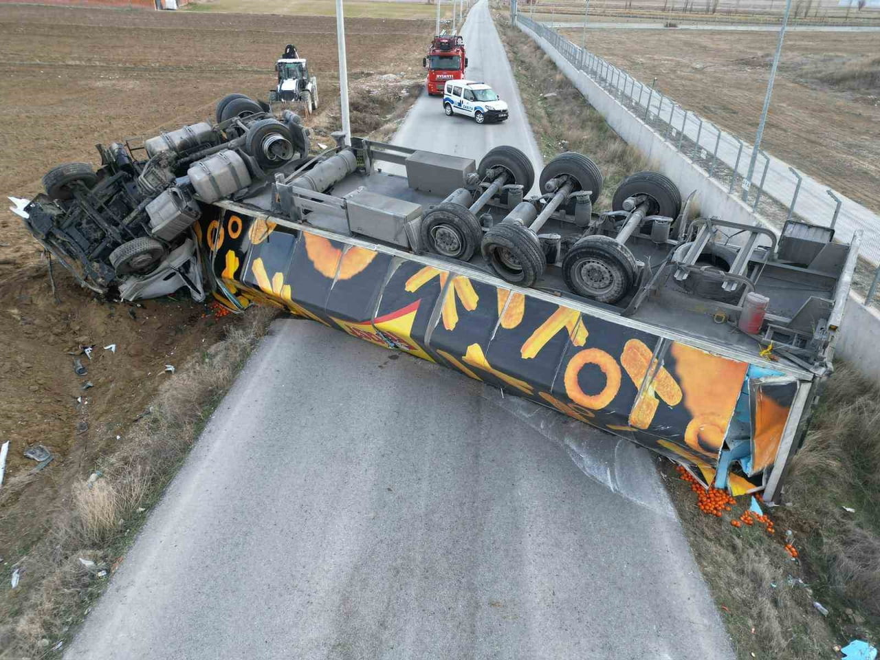 AFYONKARAHİSAR'DA YAKLAŞIK 25 TON MANDALİNA YÜKLÜ TIRIN KONTROLDEN ÇIKARAK DEVRİLMESİ SONUCU...
