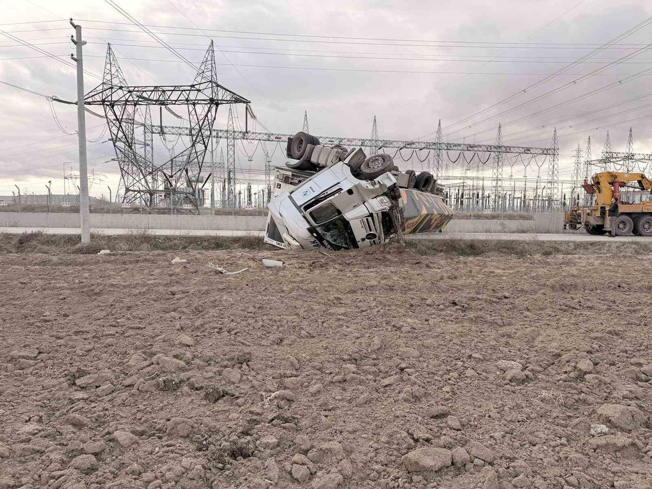 AFYONKARAHİSAR'DA YAKLAŞIK 25 TON MANDALİNA YÜKLÜ TIRIN KONTROLDEN ÇIKARAK DEVRİLMESİ SONUCU...