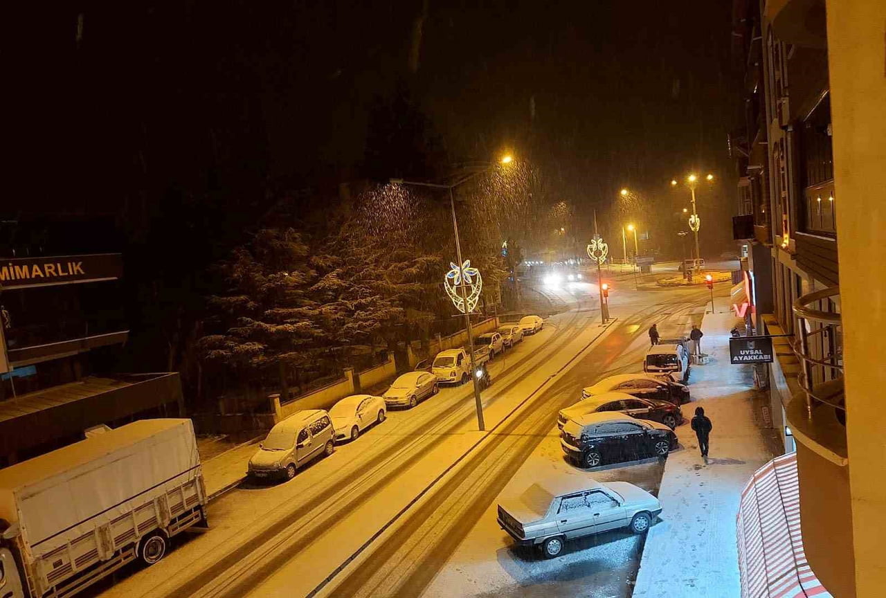 AFYONKARAHİSAR'DA YAŞANAN KAR YAĞIŞI RAKIMI YÜKSEK BÖLGELERDE ETKİLİ OLURKEN, ÖZEL İDAREYE BAĞLI...