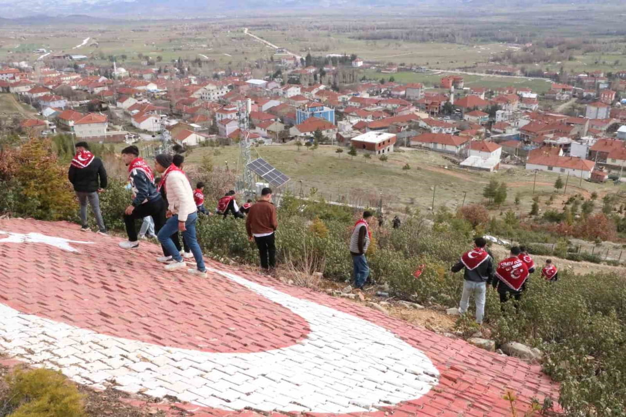 AFYONKARAHİSAR'IN SANDIKLI İLÇESİNE BAĞLI AKHARIM BELDESİNDE ASKER ADAYLARI HER YIL ASKERE...