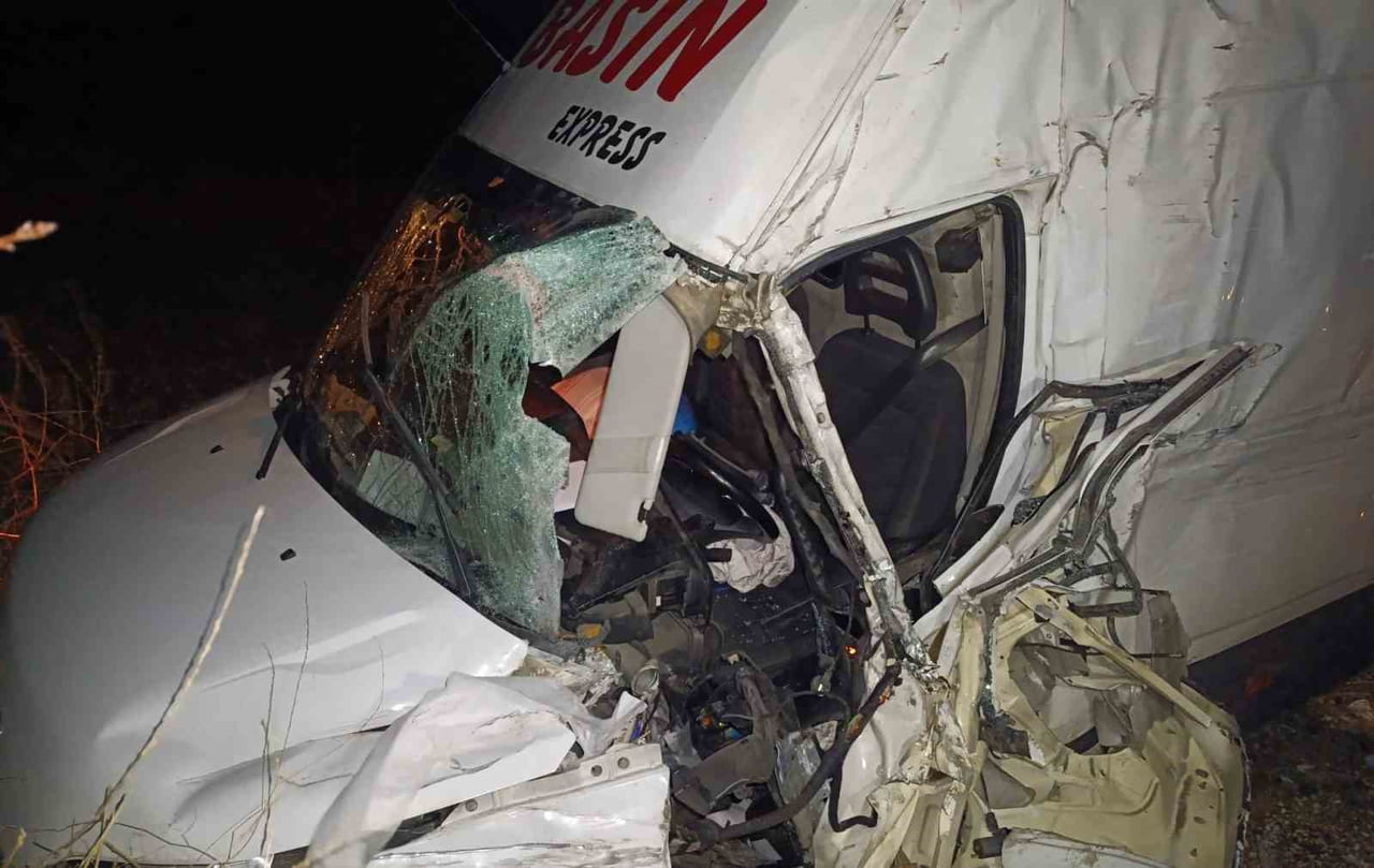AFYONKARAHİSAR’DA MEYDANA GELEN TRAFİK KAZASINDA KAYARAK YOLDAN ÇIKAN VE ŞARAMPOLE DEVRİLEN...