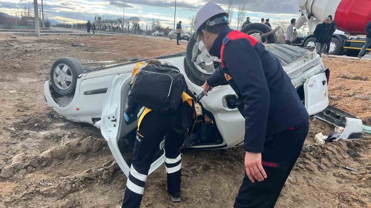 AFYONKARAHİSAR’IN MEYDANA GELEN TRAFİK KAZASINDA, DİREKSİYON HAKİMİYETİNİ KAYBEDEN OTOMOBİL TAKLA...
