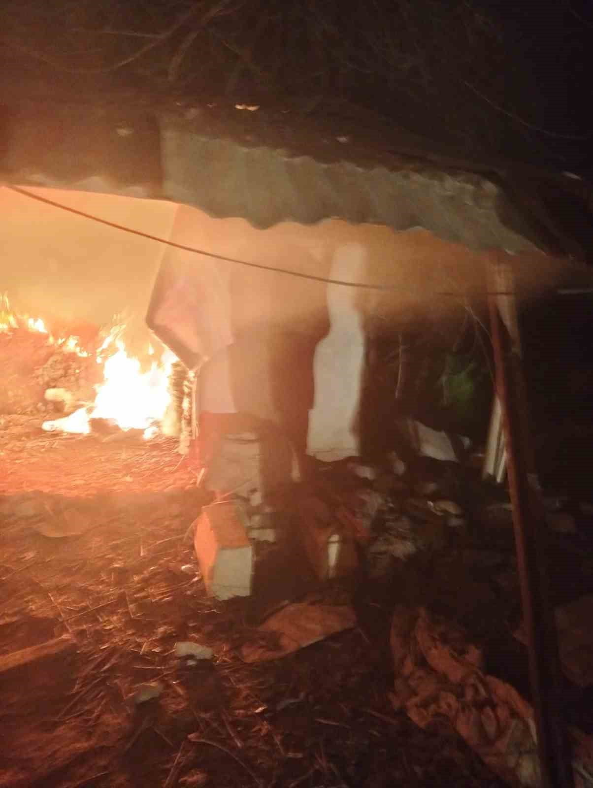 AFYONKARAHİSAR’IN ŞUHUT İLÇESİNDE BİR KURSUN ODUN DEPOSU OLARAK KULLANILAN BÖLÜMÜNDE ÇIKAN YANGIN...