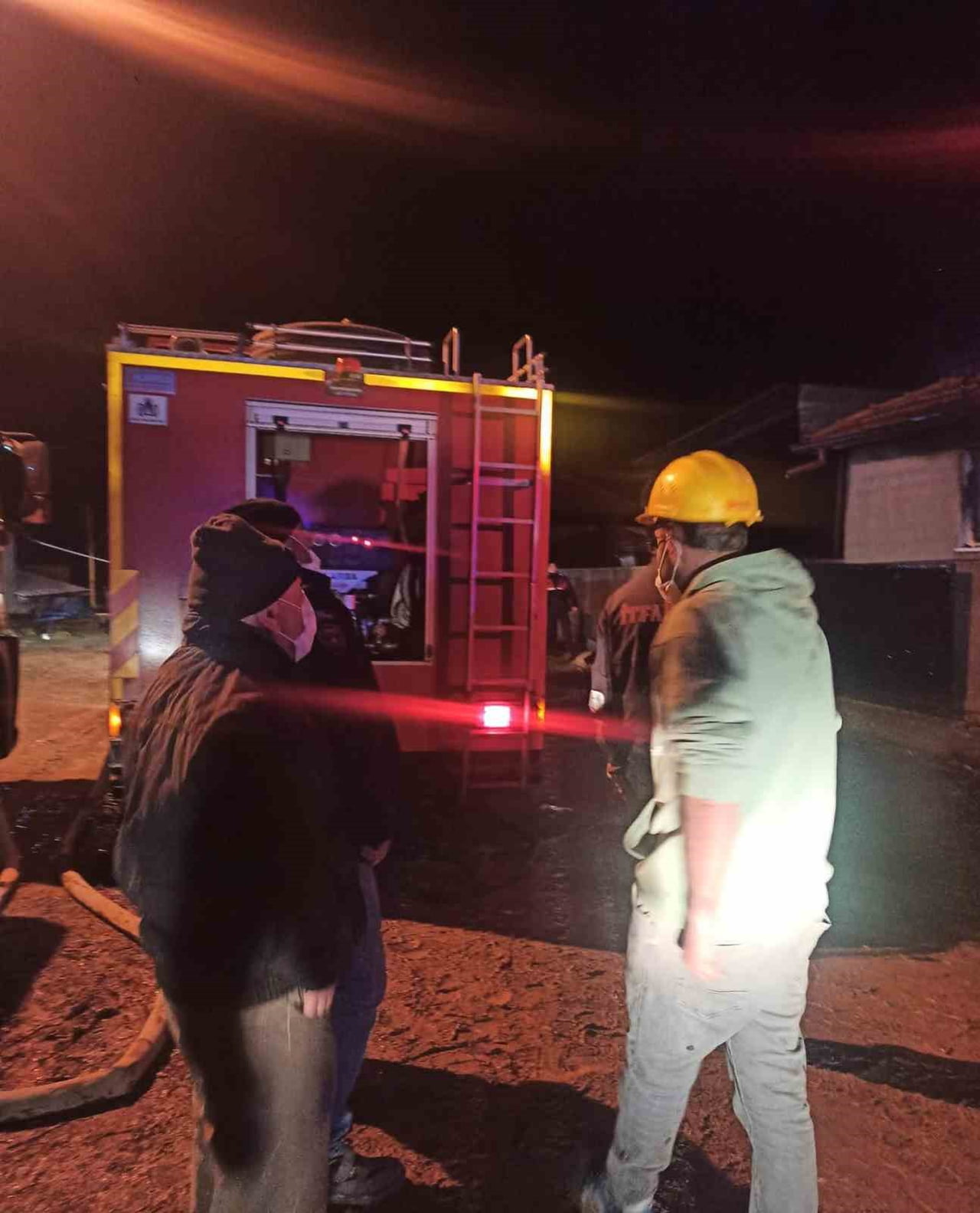 AFYONKARAHİSAR’IN ŞUHUT İLÇESİNE BAĞLI İCİKLİ KÖYÜNDE MEYDANA GELEN EV YANGINI KORKU DOLU ANLARA...