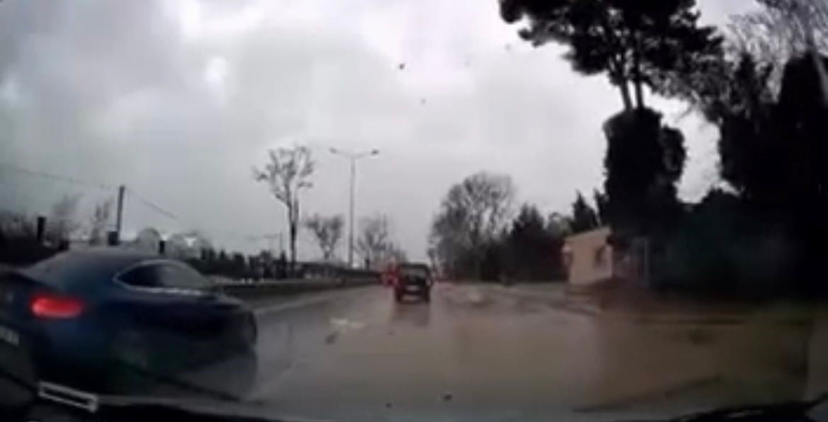 AĞACIN DEVRİLME ANI KAMERAYA YANSIDI