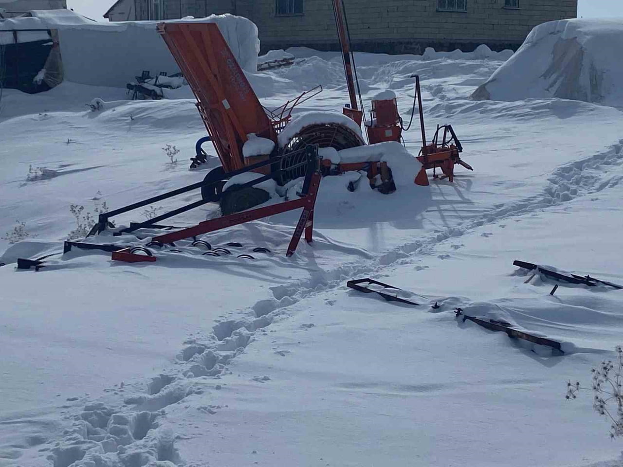 AĞRI'NIN PATNOS İLÇESİNİN YÜKSEK KESİMLERİNDE VE KÖY YERLEŞİM ALANLARINDA KAR KALINLIĞININ 1 İLE 2...