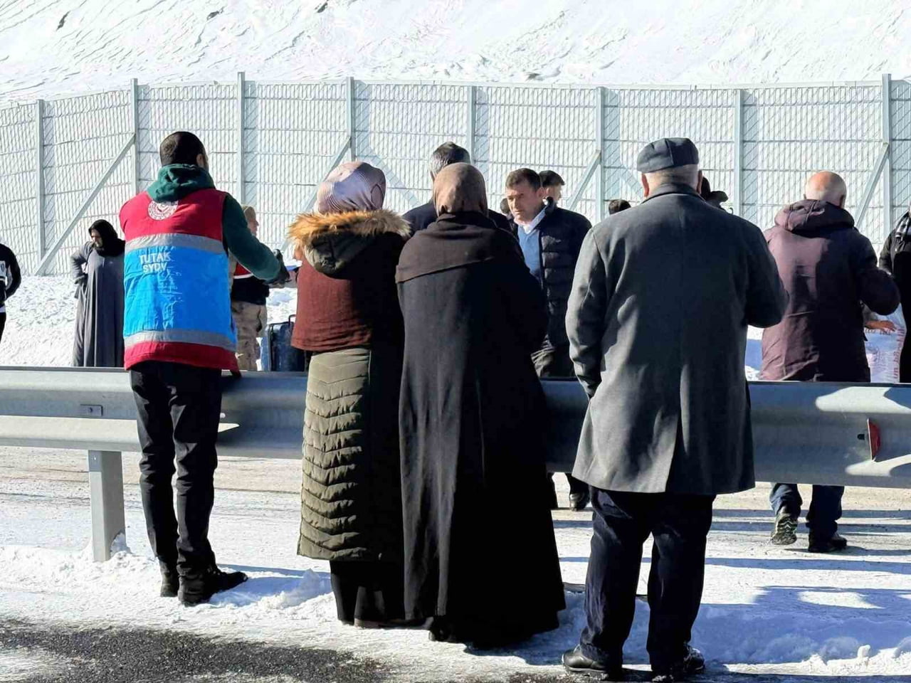 AĞRI'NIN TUTAK İLÇESİNE BAĞLI OTLUCA KÖYÜ  MEVKİİNDE YOLCU OTOBÜSÜ İLE KAMYONETİN ÇARPIŞMASI...