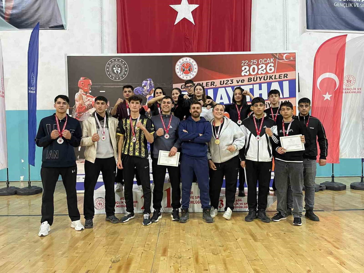 AĞRI’DA DÜZENLENEN MUAYTHAİ DOĞU ANADOLU BÖLGE ŞAMPİYONASI’NA KATILAN MUŞLU 15 SPORCU, 5 ALTIN, 6...