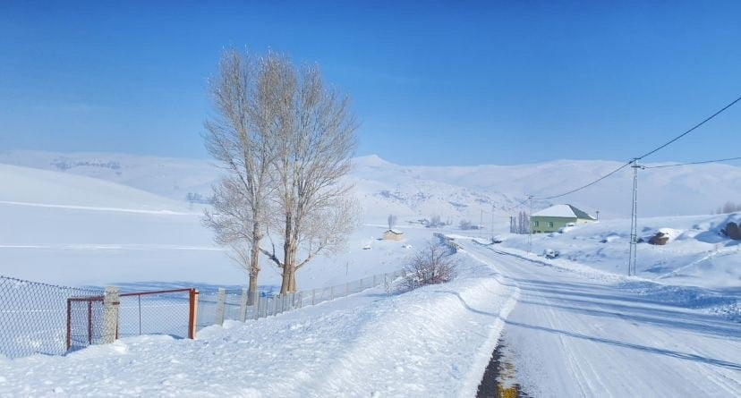 AĞRI’DA KAR MANZARASI GÖRSEL ŞÖLEN OLUŞTURDU