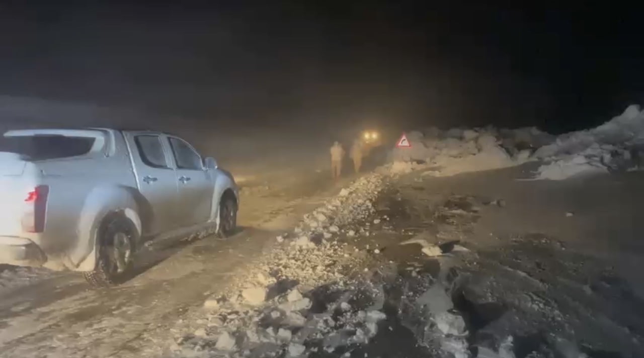 AĞRI’DA TİPİDE MAHSUR KALAN VATANDAŞLAR İÇİN EKİPLER SEFERBER OLDU