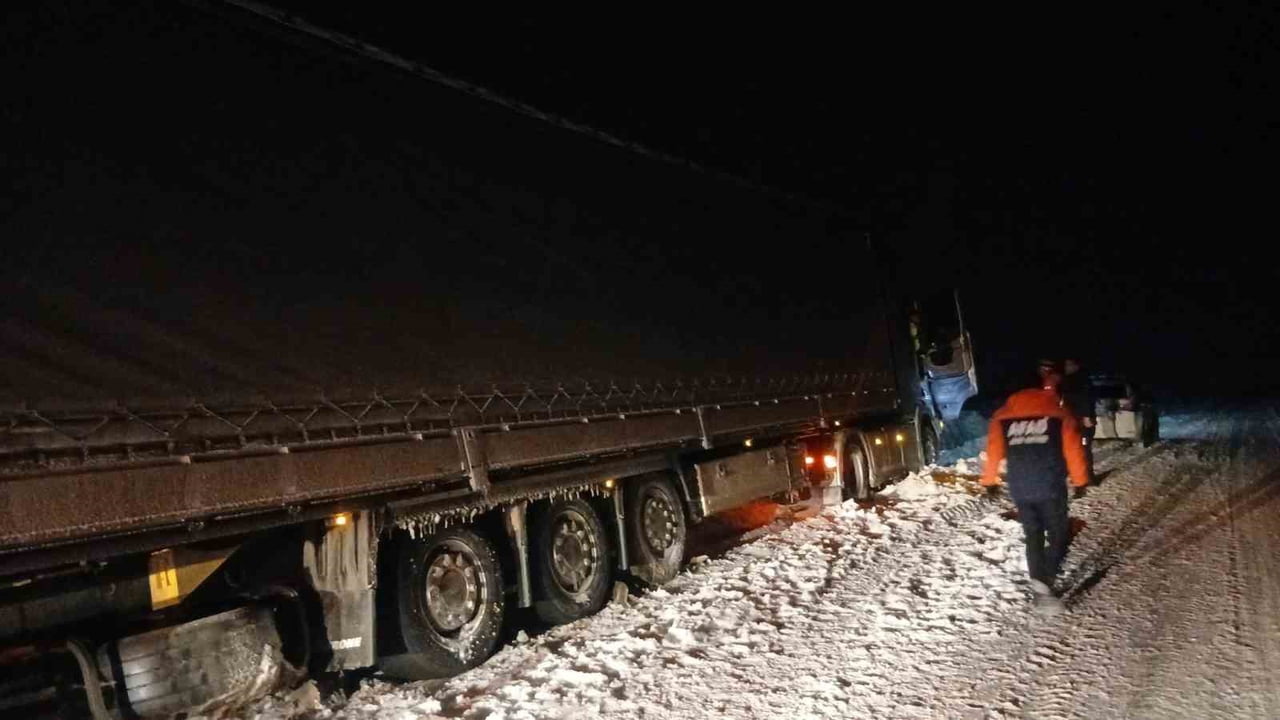 AĞRI GENELİNDE ETKİLİ OLAN YOĞUN KAR YAĞIŞI, TİPİ VE GİZLİ BUZLANMA NEDENİYLE FARKLI İLÇELERDE...