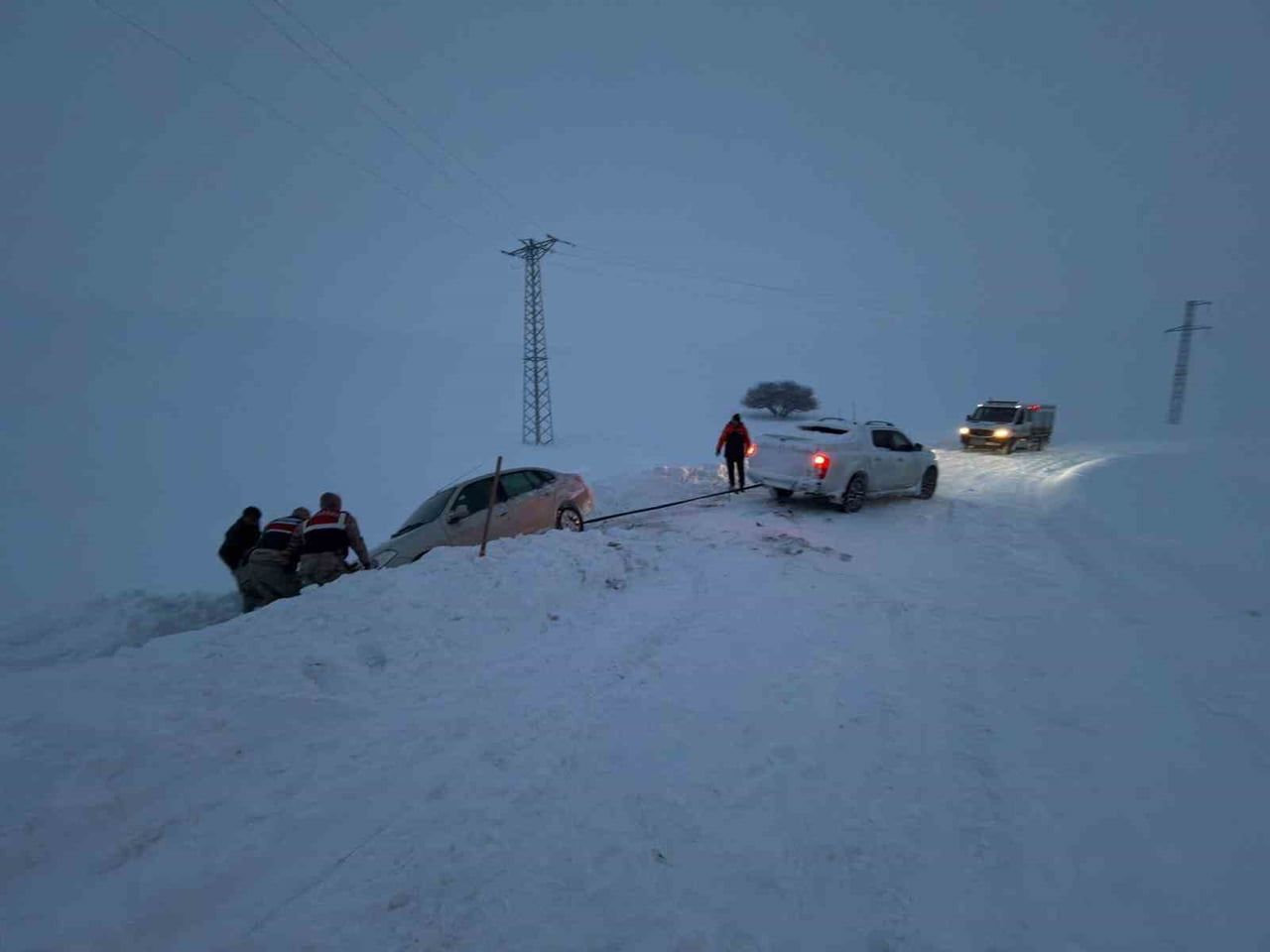 AĞRI GENELİNDE ETKİLİ OLAN YOĞUN KAR YAĞIŞI, TİPİ VE GİZLİ BUZLANMA NEDENİYLE FARKLI İLÇELERDE...