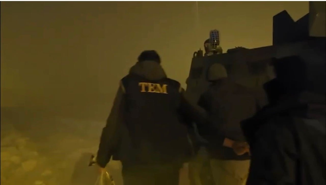 AĞRI İL EMNİYET MÜDÜRLÜĞÜ EKİPLERİNCE DEAŞ SİLAHLI TERÖR ÖRGÜTÜNE YÖNELİK DÜZENLENEN EŞ ZAMANLI...