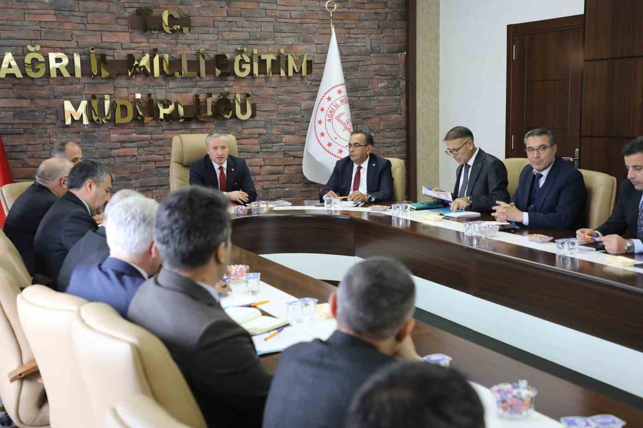 AĞRI İL MİLLİ EĞİTİM MÜDÜRÜ HASAN KÖKREK BAŞKANLIĞINDA "İLÇE MİLLİ EĞİTİM MÜDÜRLERİ TOPLANTISI"...