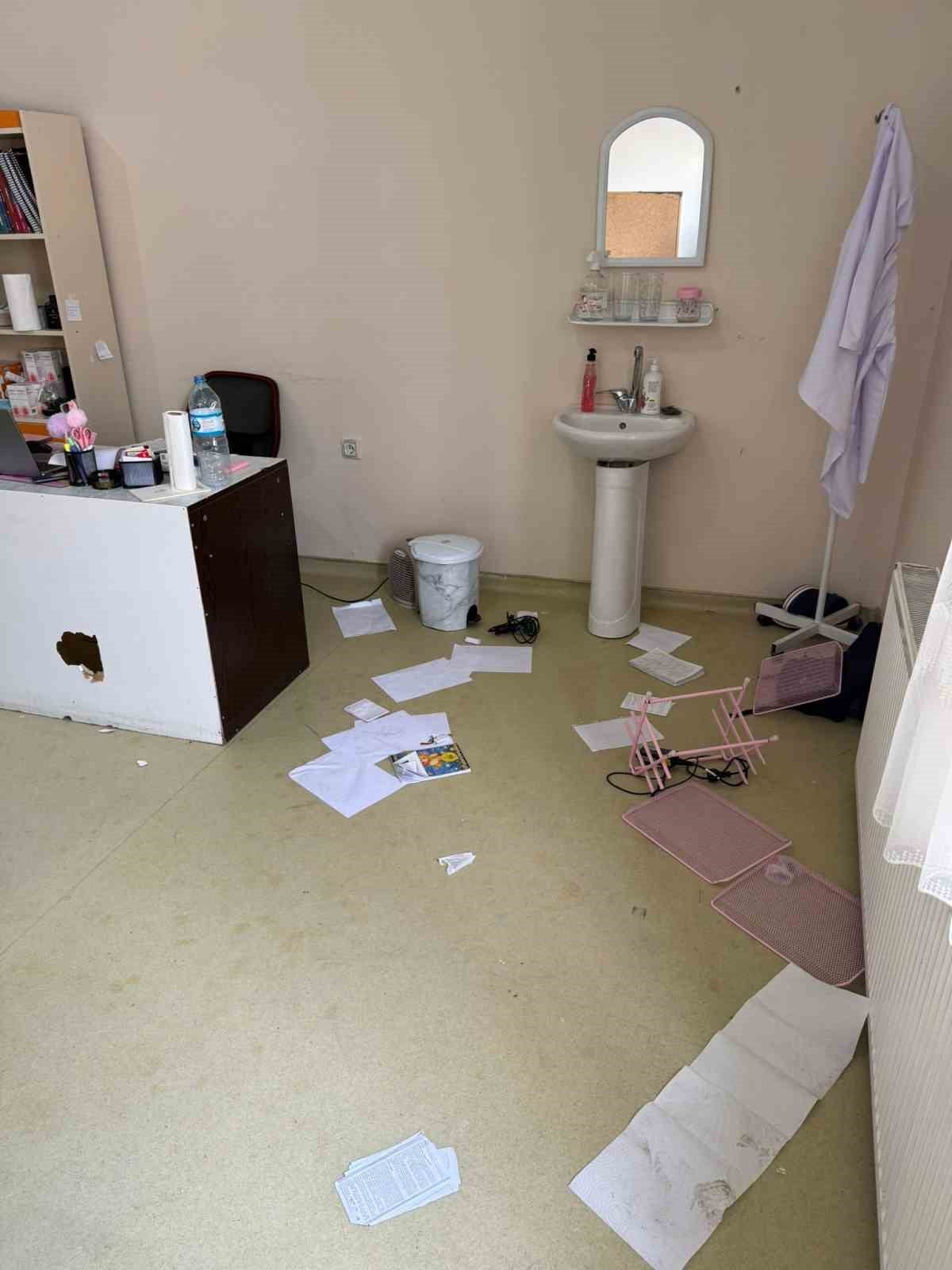 AĞRI’NIN DOĞUBAYAZIT İLÇESİNDE BİR AİLE SAĞLIĞI MERKEZİNDE GÖREV YAPAN HEKİM, HASTA YAKINININ...