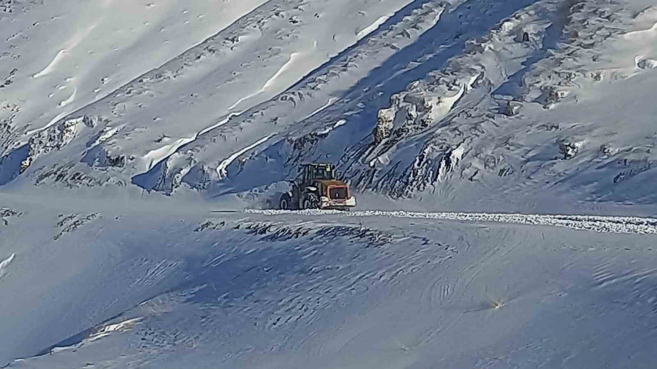 AĞRI’NIN ELEŞKİRT İLÇESİNDE YOĞUN KAR YAĞIŞININ ARDINDAN HAYRANGÖL KÖY YOLUNDA MEYDANA GELEN ÇIĞ...