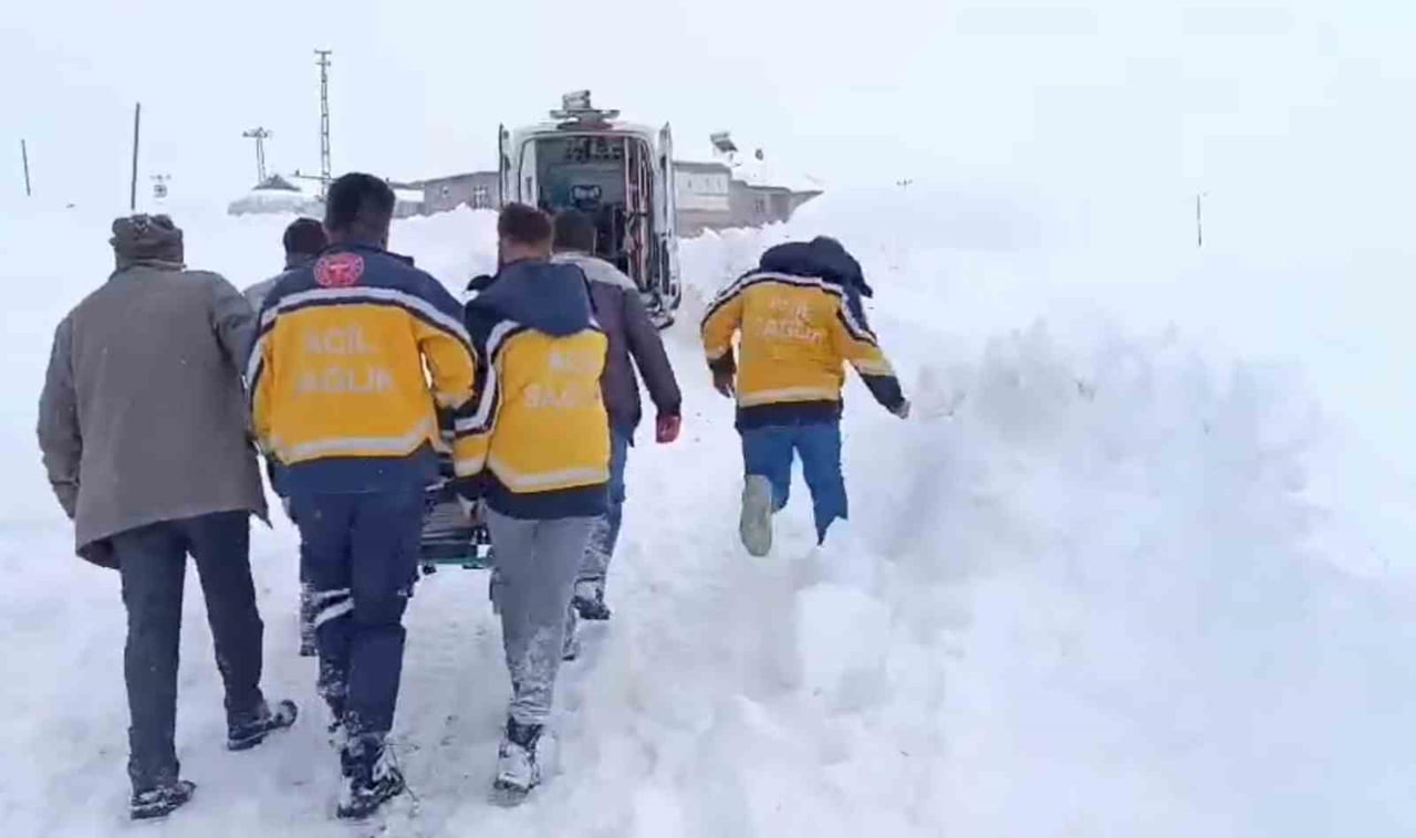 AĞRI’NIN HAMUR İLÇESİNE BAĞLI SÜLEYMAN KÜMBET KÖYÜNDE SABAH SAATLERİNDE RAHATSIZLANAN 64 YAŞINDAKİ...