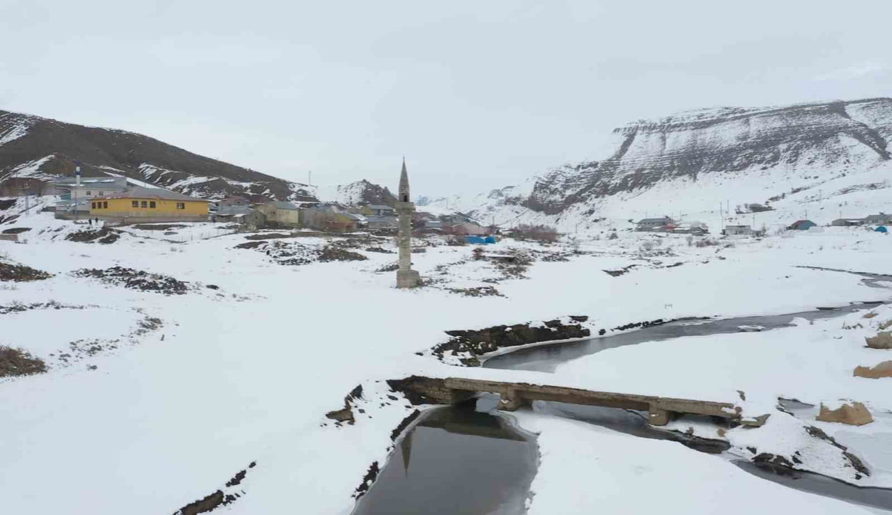 AĞRI’NIN MERKEZE BAĞLI BAŞÇAVUŞ KÖYÜNDE, BARAJ SULARININ ÇEKİLMESİYLE YENİDEN GÖRÜNÜR HALE GELEN...