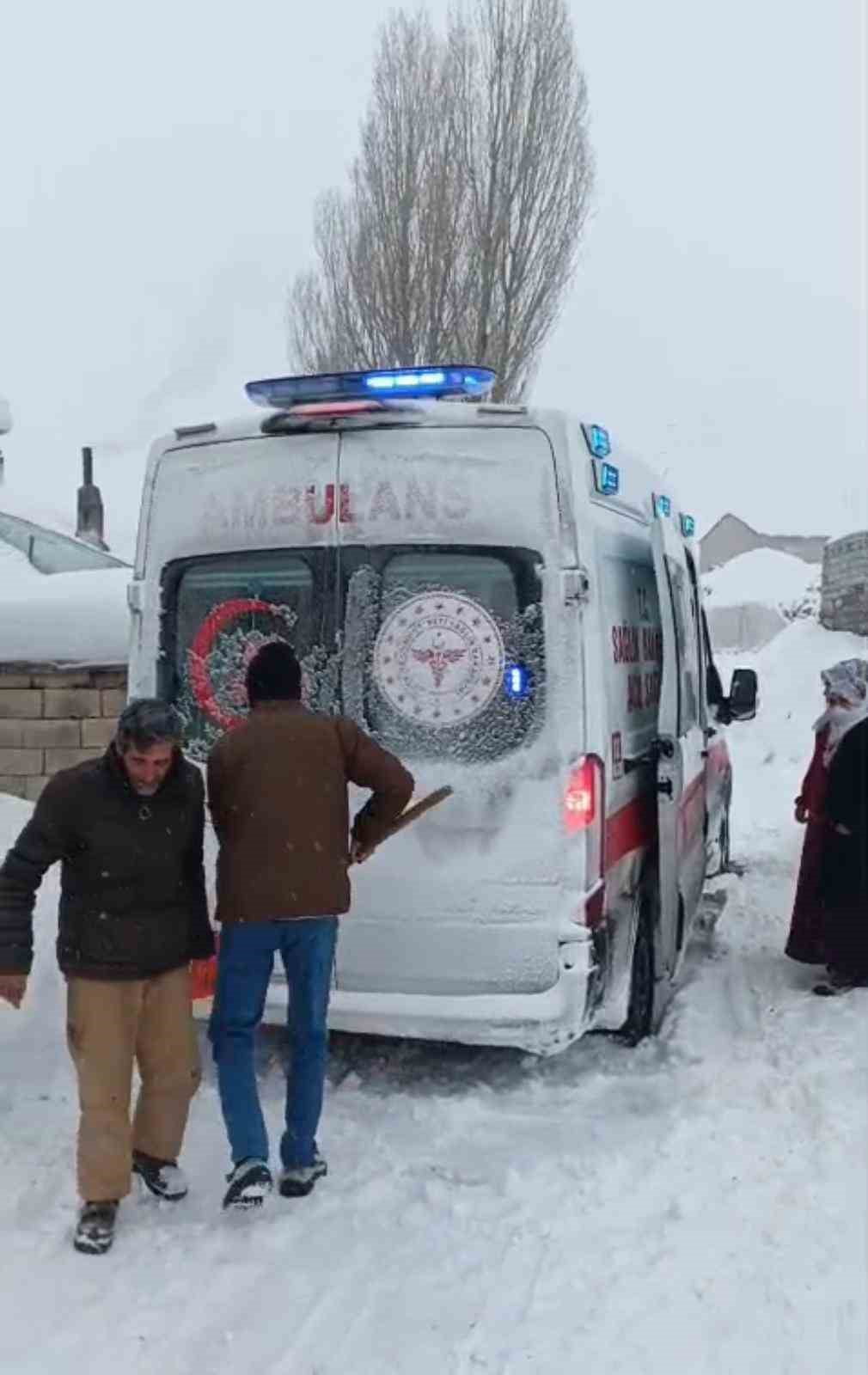 AĞRI’NIN PATNOS İLÇESİNDE YOĞUN KAR YAĞIŞINA RAĞMEN 7 YAŞINDAKİ SİNAN SEVER İÇİN ZAMANLA...