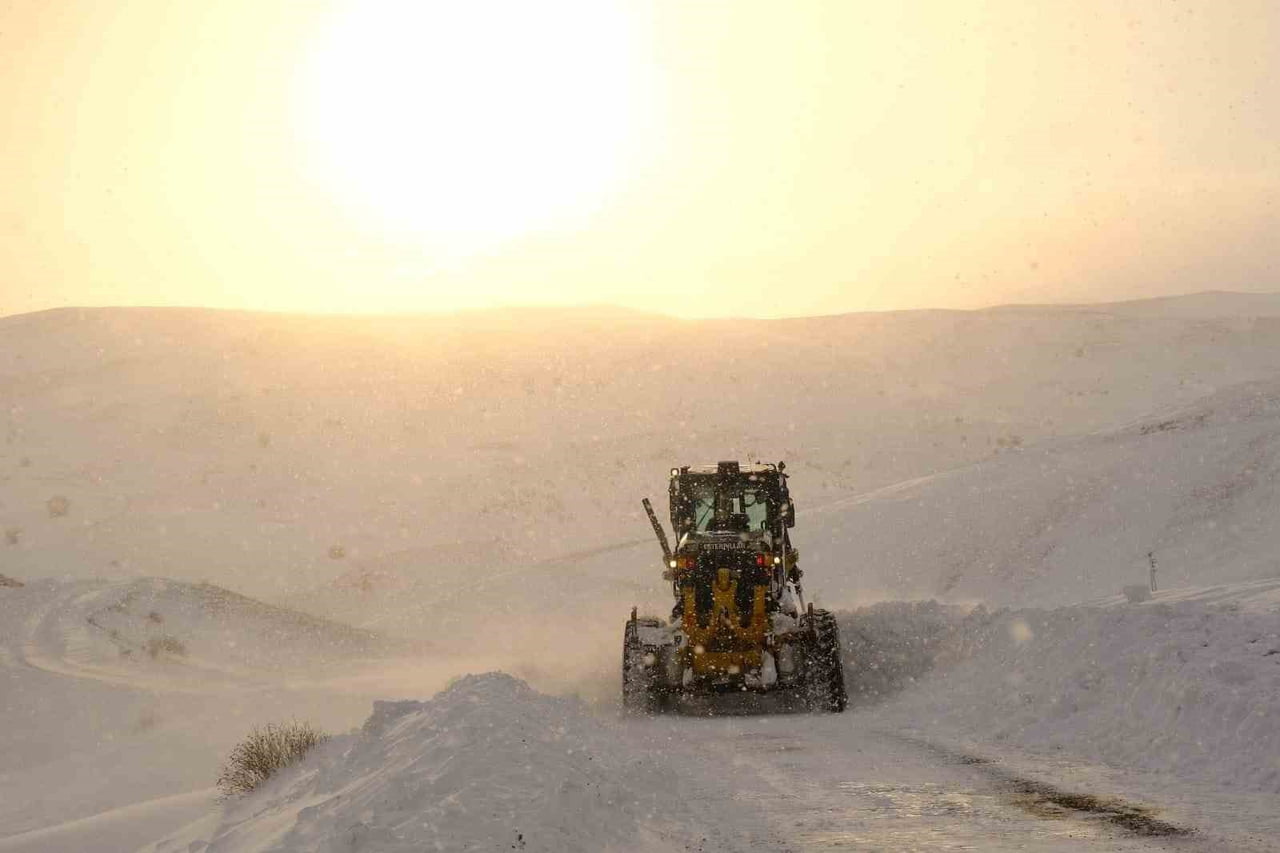 AĞRI VALİLİĞİ KOORDİNESİNDE İL ÖZEL İDARESİ EKİPLERİNCE, KENT GENELİNDE ETKİLİ OLAN YOĞUN KAR...