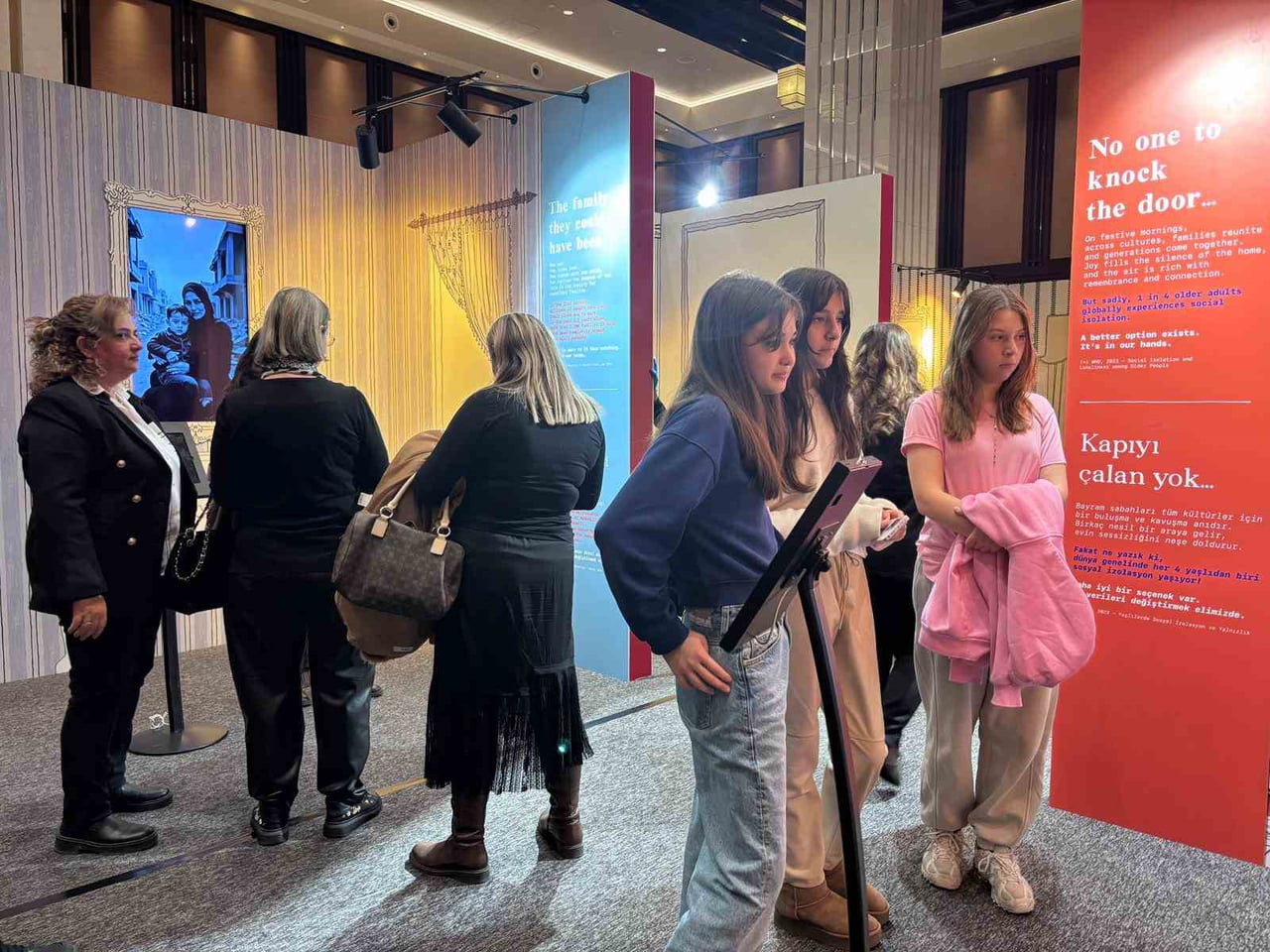 AİLE VE SOSYAL HİZMETLER BAKANLIĞINCA DÜZENLENEN ‘BÜTÜN MUTLU AİLELER BİRBİRİNE BENZER’ SERGİSİNDE...