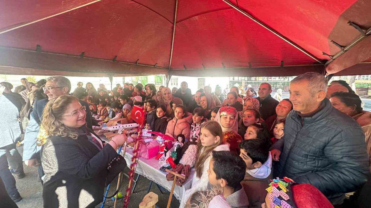 AİLE YILI KAPSAMINDA ŞEHİT CAFER İLKOKULU ÖĞRENCİLERİ, “AİLEM ÇOCUKKEN” PROJESİYLE GEÇMİŞTEN...