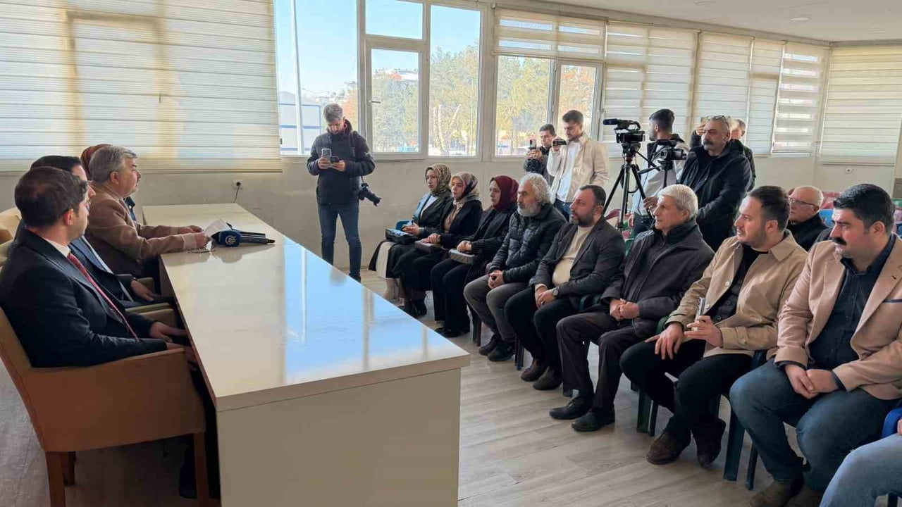 AK PARTİ ADIYAMAN İL BAŞKANI EKREM ÇADIR, DÜZENLEDİĞİ BASIN TOPLANTISINDA PARTİYE YÖNELİK ÜYE...