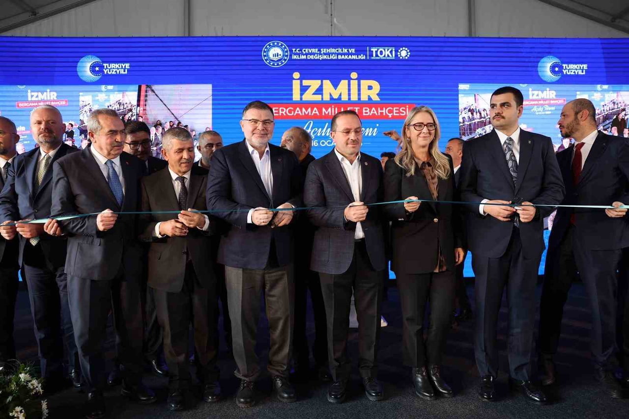 AK PARTİ İZMİR İL BAŞKANI BİLAL SAYGILI, BERGAMA MİLLET BAHÇESİ’NİN AÇILIŞI DOLAYISIYLA...