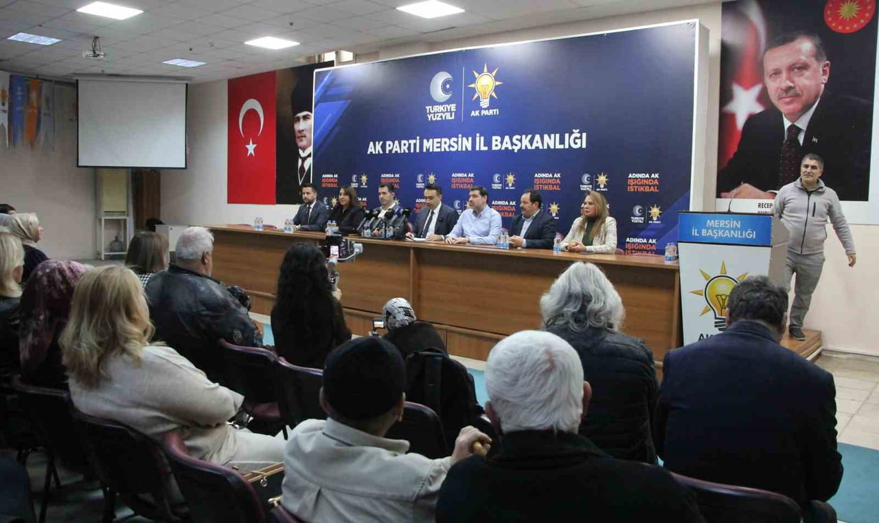 AK PARTİ MERSİN İL BAŞKANI ADEM ALDEMİR, PARTİ İL BİNASINDA DÜZENLENEN TOPLANTIDA YAPTIĞI...