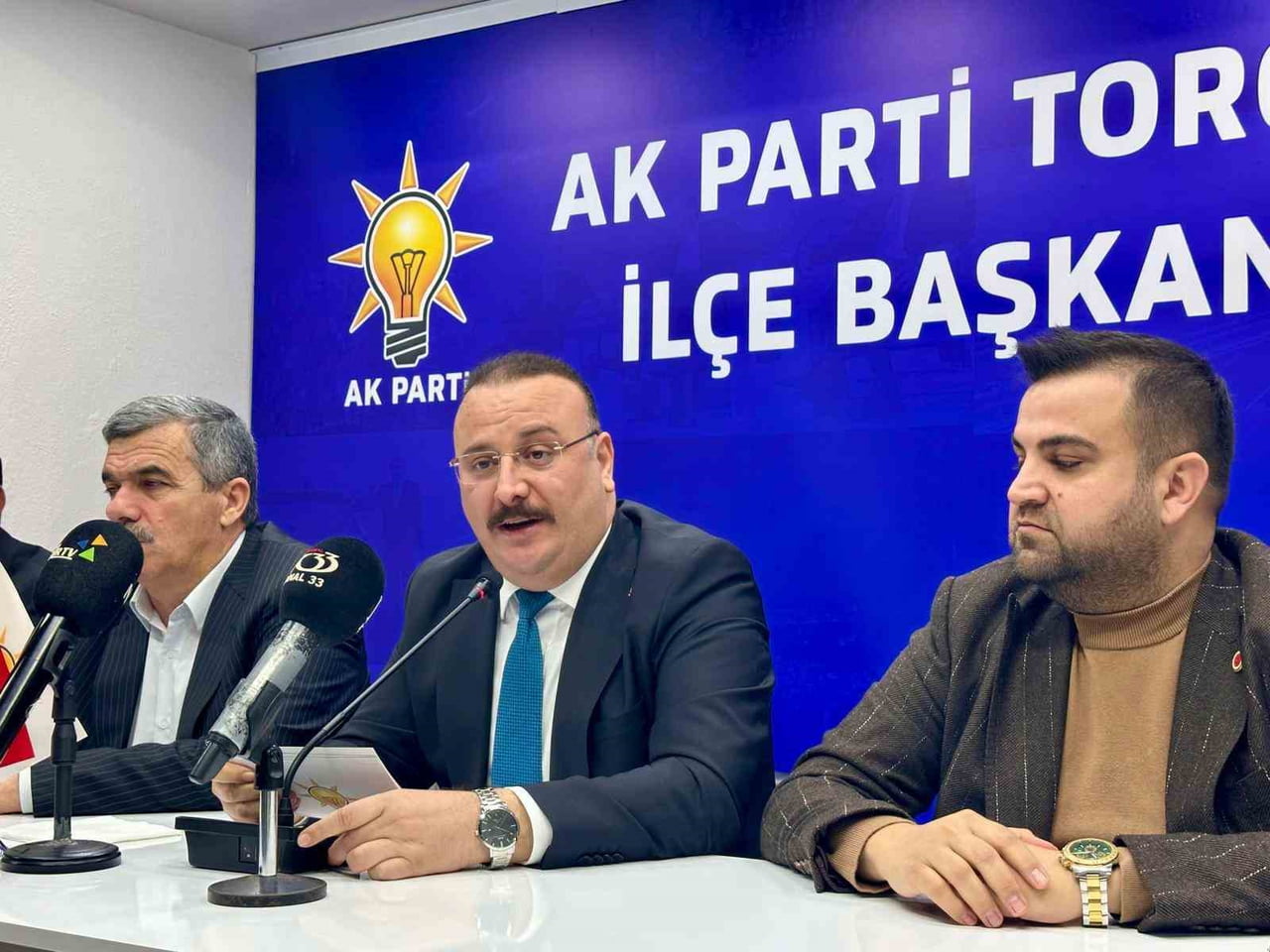 AK PARTİ TOROSLAR İLÇE BAŞKANI FERDİ ÇOKKESER, İLÇE BİNASINDA BAZI BELEDİYE MECLİS ÜYELERİNİN DE...