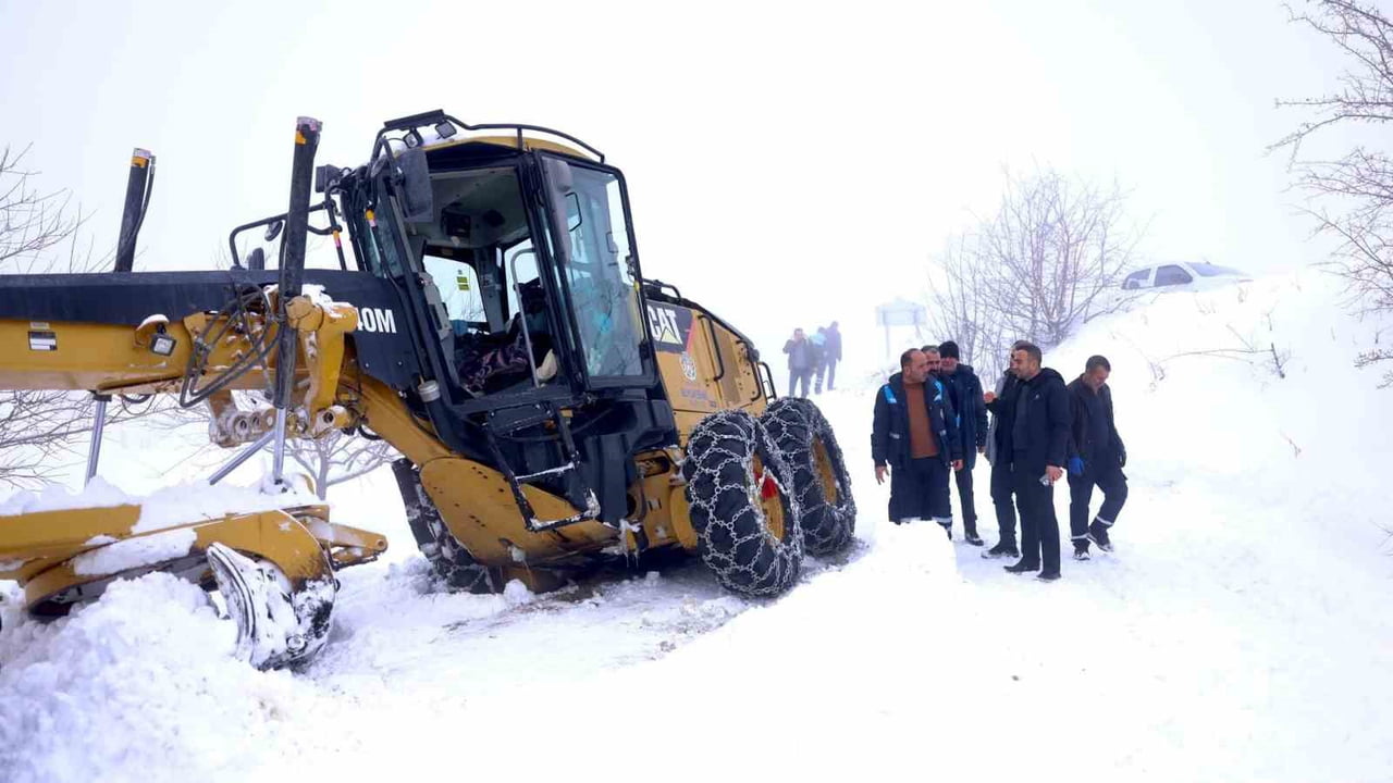 AKÇADAĞ’DA KAR NEDENİYLE YOLDAN ÇIKAN İŞ MAKİNESİ KURTARILDI