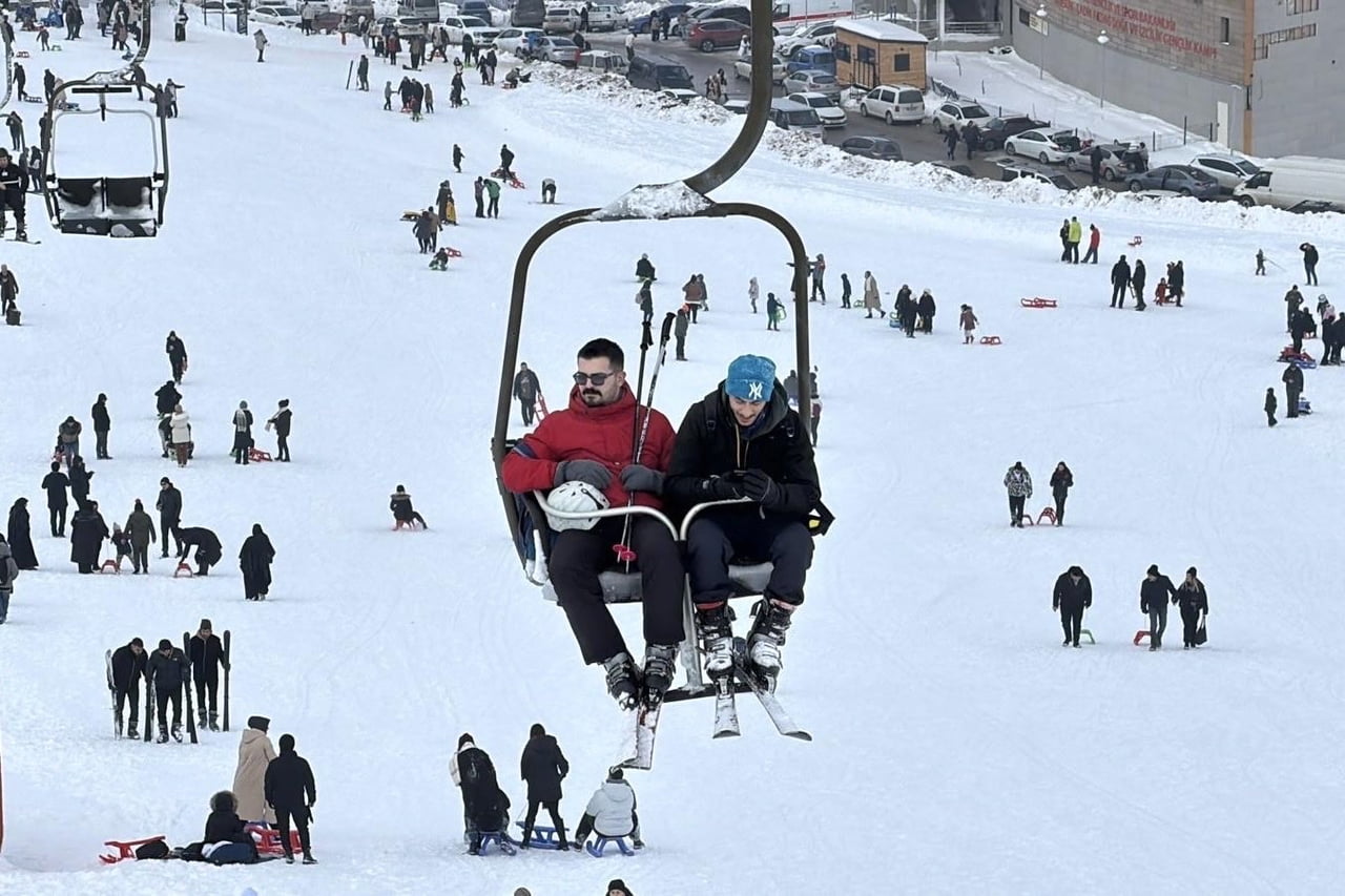 AKDAĞ KAYAK MERKEZİ, SÖMESTİR TATİLİNİ FIRSAT BİLEN AİLELERİN YOĞUN İLGİSİYLE DOLUP TAŞTI. KAR...