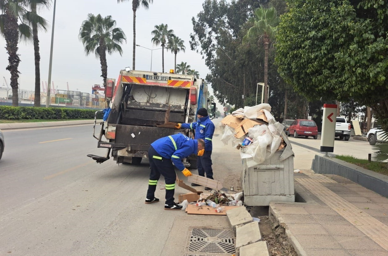 AKDENİZ BELEDİYESİ ÇEVRE KORUMA VE KONTROL MÜDÜRLÜĞÜ EKİPLERİ, İLÇE GENELİNDE TEMİZ, SAĞLIKLI VE...