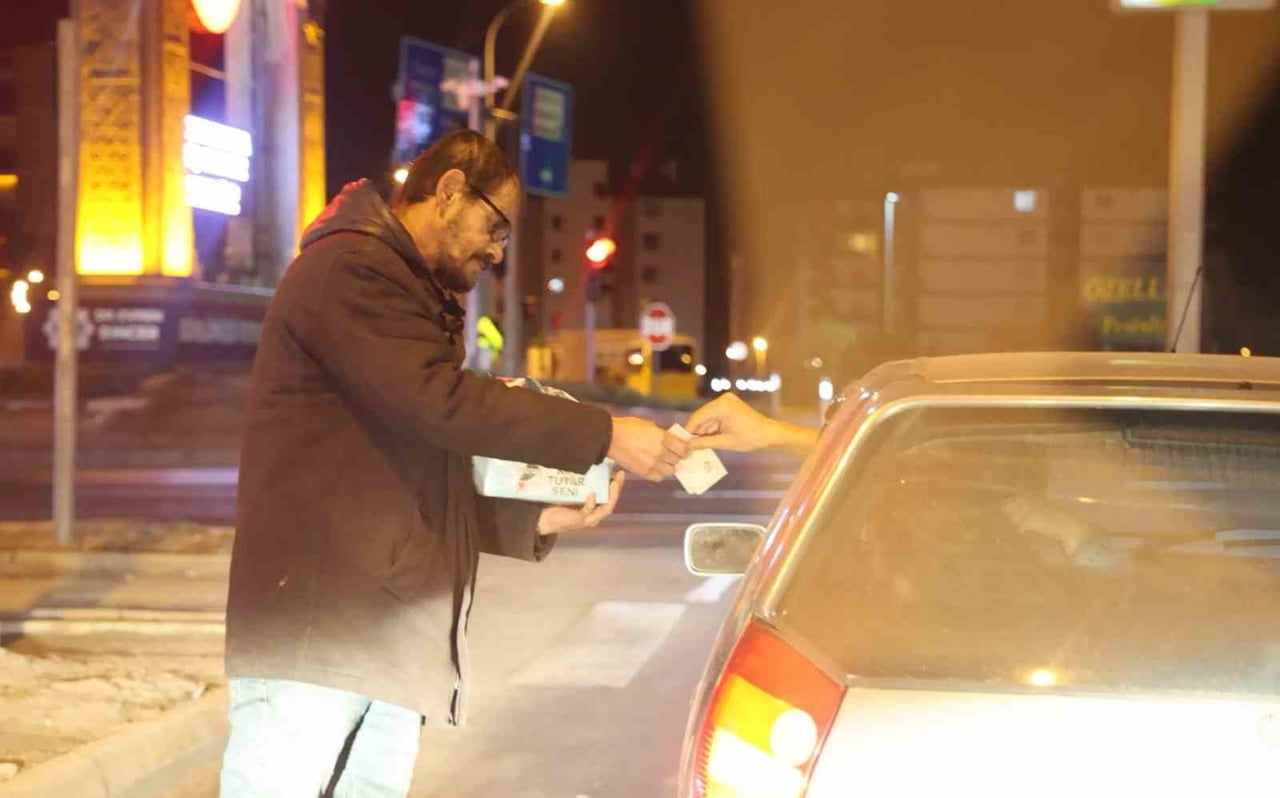 AKSARAY'DA ELİNDEKİ MENDİL KUTUSUYLA KARAYOLLARINDAKİ IŞIKLI KAVŞAKLARA ÇIKARAK SATIŞ YAPAN 42...