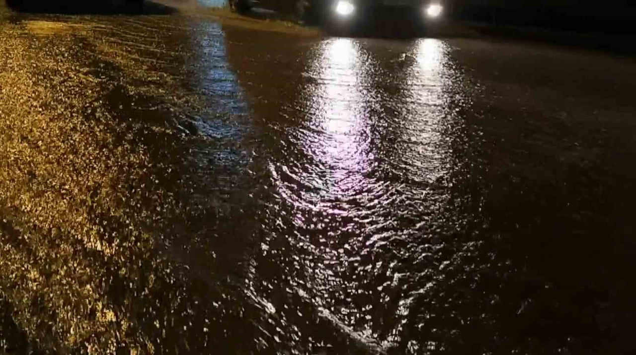 AKSARAY'DA FIRTINANIN ARDINDAN GECE YARISI BAŞLAYAN YAĞMUR YAĞIŞI ŞİDDETİNİ ARTIRARAK DEVAM...