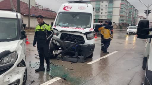 Aksaray'da hasta taşıyan ambulans ile hafif ticari araç çarpıştı: 8 yaralı