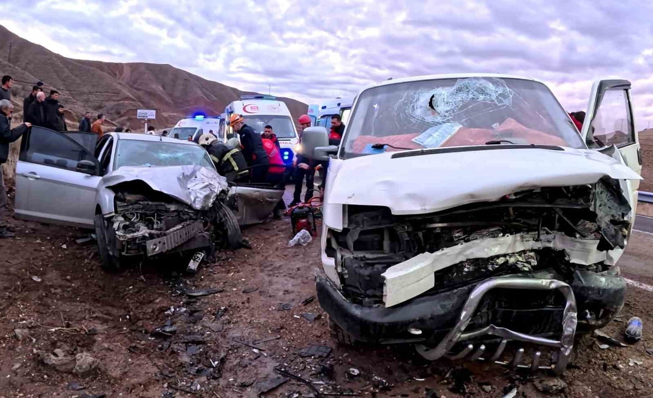 AKSARAY'DA MİNİBÜS İLE OTOMOBİLİN KAFA KAFAYA ÇARPIŞTIĞI VE YARALILARIN ARAÇTA SIKIŞTIĞI TRAFİK...