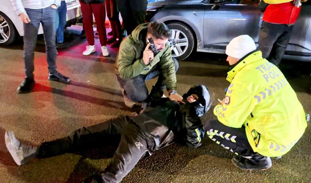 AKSARAY'DA OTOMOBİL İLE MOTOSİKLETİN ÇARPIŞMASI SONUCU MEYDANA GELEN TRAFİK KAZASINDA YOLA...