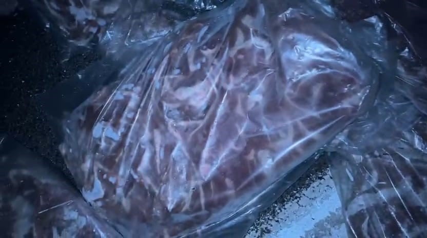 AKSARAY'DA SÜRÜCÜSÜNÜN DİREKSİYON HAKİMİYETİNİ KAYBETTİĞİ TIR BARİYERLERE ÇARPARAK YOLA...